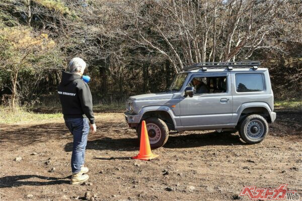 2026年は初心者向けクラスも増やします！　写真は昨年のビギナーコースで超丁寧にアドバイスする編集長（元教師）