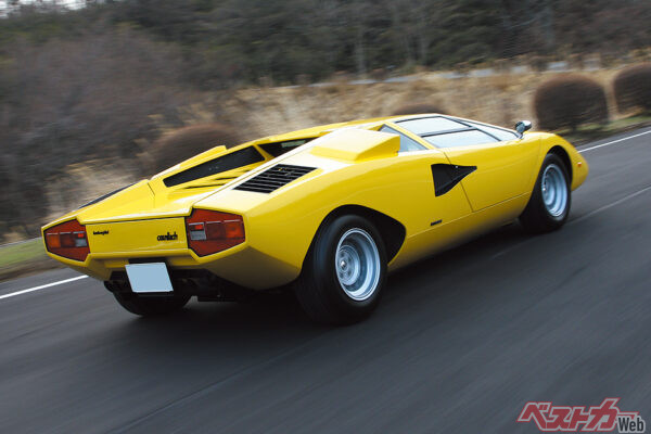 レッドゾーンまで回すと往年のV12気筒エンジン搭載期のF1マシンを彷彿とさせるエキゾーストノートを残してすっ飛んでいく