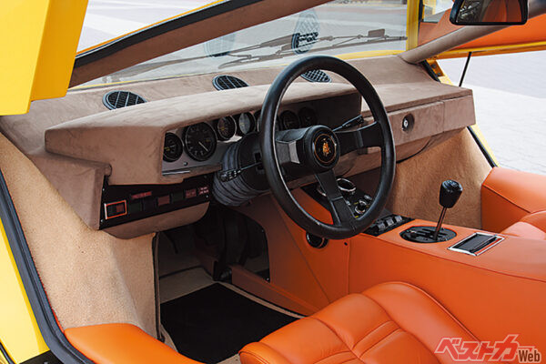 まさに“コックピット”と呼ぶにふさわしいデザイン。基本素材はブラックレザーだが、個体により仕様は異なる。ドライバーズシートからの視点は極めて低い