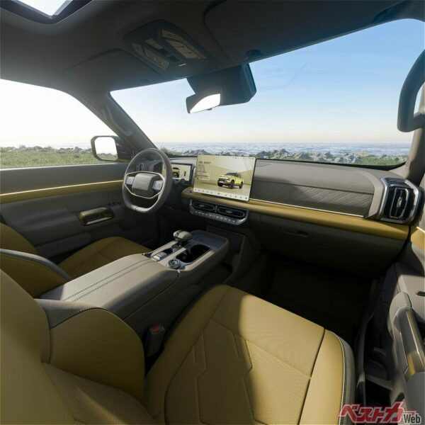 デュアルモニターのシンプルなインテリア