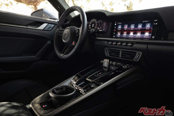 2シーターが標準となるクーペのコックピット。ミッションは8速PDKが用意される