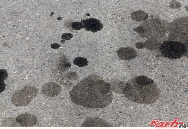 【クルマの下に液体が!?】色とニオイで原因がわかる！ 放置厳禁の漏れトラブルを徹底解説