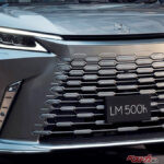 2000万円級の衝撃!! レクサスLM「4座仕様」の後席はもはや「走るスイートルーム」…48インチ画面で何を見る？