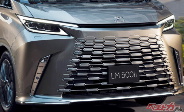 2000万円級の衝撃!! レクサスLM「4座仕様」の後席はもはや「走るスイートルーム」…48インチ画面で何を見る？