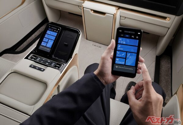 「リヤクライメイトコンシェルジュ」機能を操作するマルチオペレーションパネル。左右独立した端末で操作できるので、同乗者がいても好みの状態に設定できる