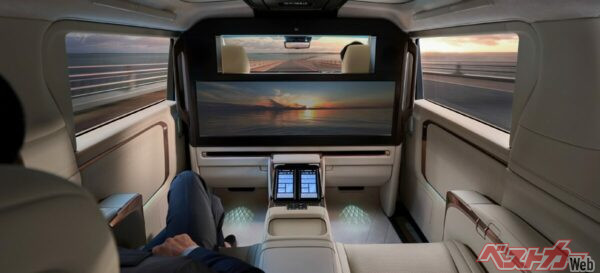 レクサスLMエグゼクティブの後席には、48インチのワイドディスプレイが組み込まれている。映画鑑賞でリラックスするもよし、テレビ会議で仕事を続けるもよし。中央下部には冷蔵庫も用意