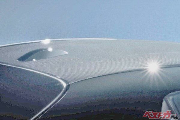ティザー画像を拡大すると、ルーフに織目の美しいカーボンが採用されていることがわかる