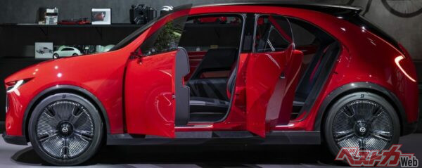 既存のマツダ2よりも小さいビジョンXコンパクト。このモデルをベースに「次期CX-3」へ発展する可能性もありそうだ