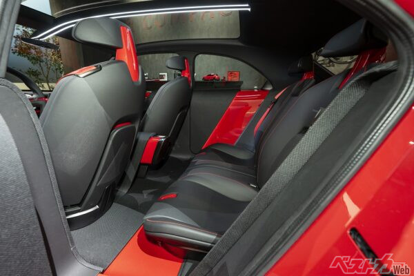 全長3.8mながら、後席スーペースは十分。空間効率のよさが伝わる