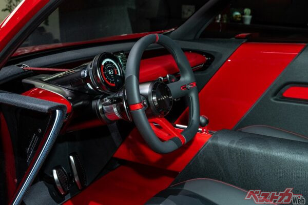 Dシェイプのステアリングホイールや円形メーター、そしてその横にはスマホナビを配置。徹底してシンプルなインテリアだ