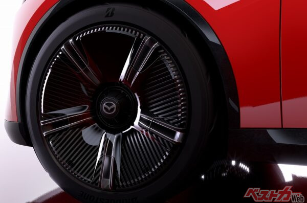 5スポークと細かなスリッド模様を組み合わせた新デザインのホイールもスタイリッシュだ