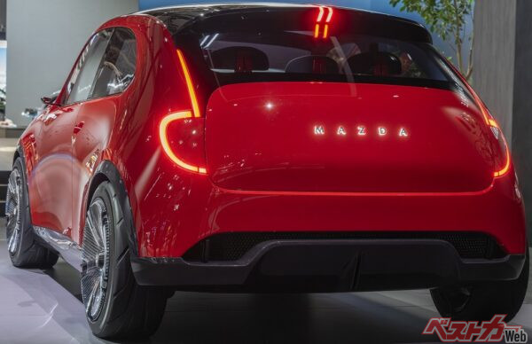 丸みのあるリアエンド、特徴的なテールランプ、力強いリアフェンダーなど、リアスタイルが特に秀逸だった