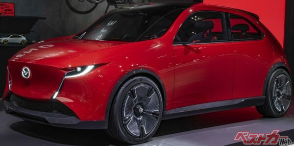 マツダビジョンXコンパクト。Aセグメント並の小型ボディに大径タイヤを装着したスタイリッシュなコンパクトカーだ