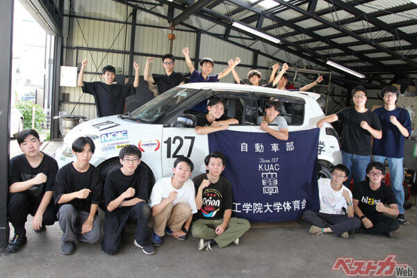 工学院大学自動車部のみなさん。部員数は44名という大所帯。取材日当日に集合可能な部員たちが集まってくれた