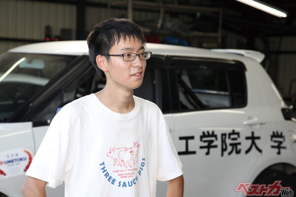 「頭文字D」でクルマ好きになったという部長の阿部さん。部員たちが楽しそうにクルマをいじっているのを見て入部を決めた。得意のカスタマイズで自動車部を支える