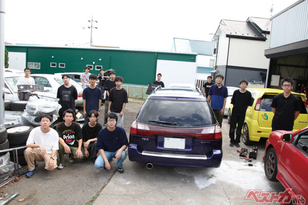 敷地を埋め尽くす個人車と部員たち。それぞれ好みが違い車種かぶりはなし。福島のエビスサーキットで行う合宿では、個人車と積載車（試合車）で下道をひた走る