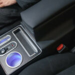 デリカD:5専用「LEDコンソール＆アームレスト」登場！　驚きの収納力と純正級フィット感の理由