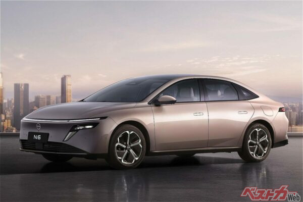 東風日産のN6。N7同様つるんとしたエクステリア