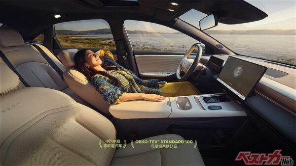 シフトレバーをステアリングコラムに統合したEVっぽいインテリア