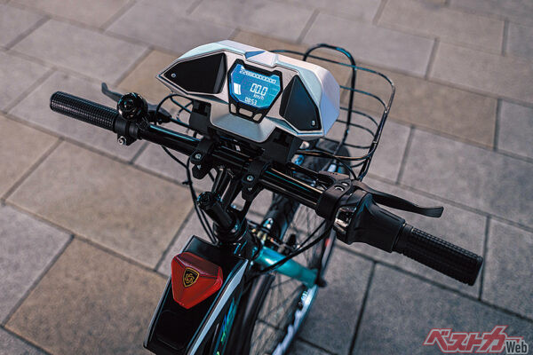 ライトニングコアと呼ばれるステアリング上部中央には、デジタル化したメーターを表示。ボタンを押すと走行距離表示に切り替え可能