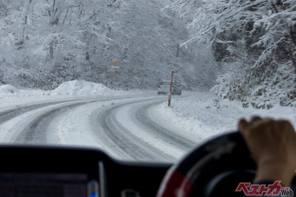 地方や山間部に行くならスタッドレスに。雪山へ向かう場合はチェーン携行が「冬の鉄則」(PHOTO:Adobe Stock_amosfal)