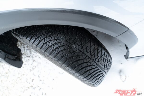 オールシーズンは一年中履けるのが魅力。軽い雪なら対応できるが、アイスバーンでは性能が大きく低下する(PHOTO:Adobe Stock_promolink)