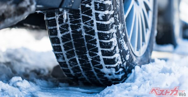 低温でも柔らかさを保つ専用ゴムと細かなサイプが、圧雪・凍結路で確かなグリップを発揮するスタッドレスタイヤ(PHOTO:Adobe Stock_naka)