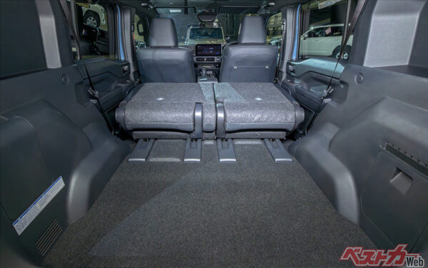 新型ランクルFJの後席を倒した状態