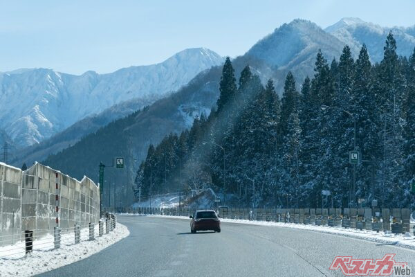短距離走行ばかりでは電圧が低下する一方。週1回の“20~30分走行”がバッテリー寿命を左右する(PHOTO:Adobe Stock_naka)