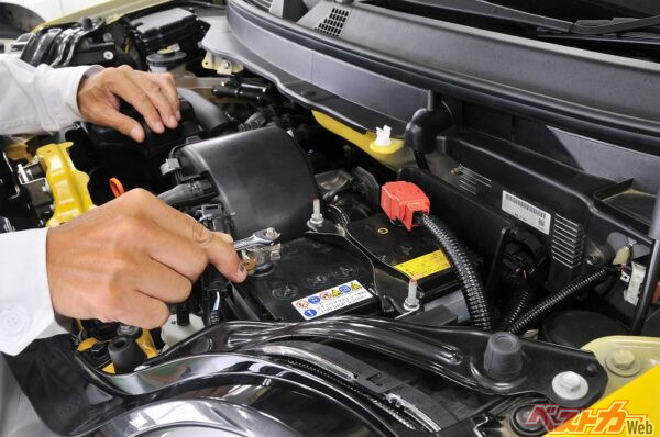 電圧があっても電気が正しく流れなければバッテリー上がりに。端子に腐食や緩み、汚れがないか確認を(PHOTO:Adobe Stock_dreamnikon)