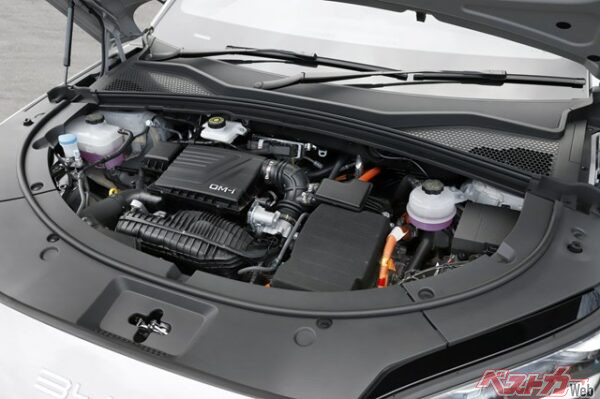 電動機のパワーバッテリー容量は18.3kg。。満充電時にはおよそ100km（FWDの場合）のEV走行が可能