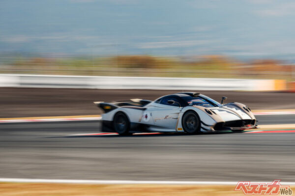  ウアイラR EVO ロードスターには取り外し可能なルーフパネルを装着。インディカーのエアロスクリーンから着想を得ており、ダウンフォース向上に貢献する