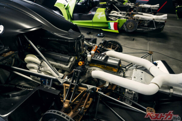 メルセデスAMGのレーシングコンストラクター部門であるHWAと共同開発した6L V12自然吸気エンジン