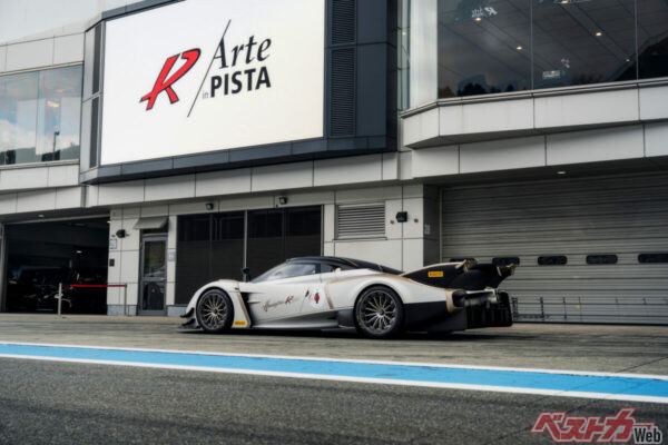 見れば見るほど美しいウアイラR EVO ロードスターのフォルム