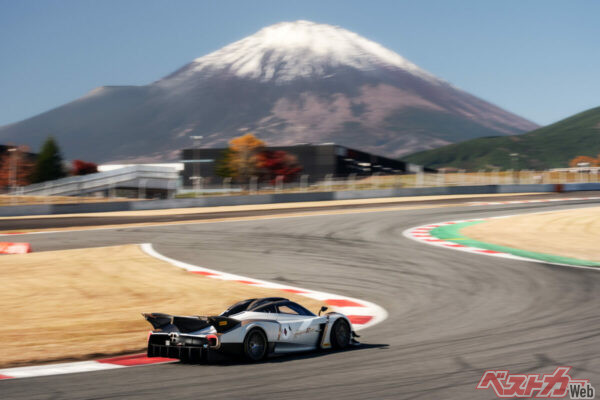 富士山をバックに走行を重ねるウアイラR EVOロードスター