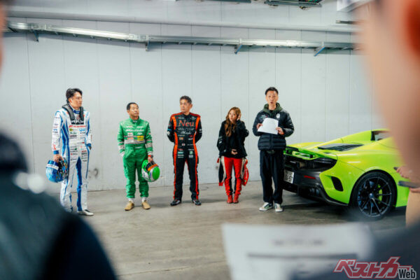 日本のからのゲストドライバーとして参加したメンバー。左から谷口信輝氏、土屋圭市氏、織戸学氏、織戸茉彩氏。右はSPS Automotive Performance香港でゼネラルマネージャーを務めるKenneth Lau氏