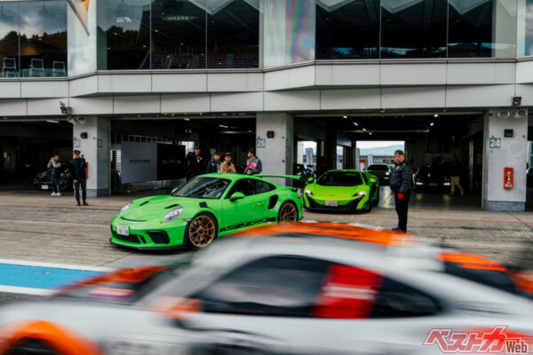 セッションの開始とともにコースインする参加車両。見ているだけでニヤケが止まらない