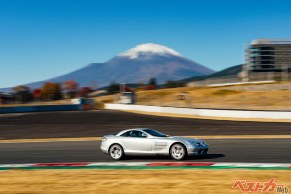 富士山をバックに駆け抜けるSLRマクラーレン