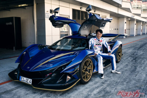 アポロ・インテンサ・エモツィオーネのステアリングを握った谷口信輝氏