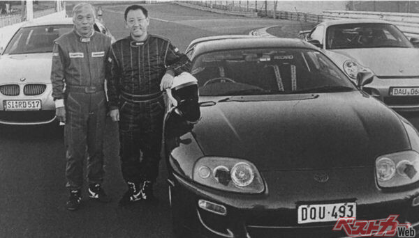 師匠である成瀬さんと弟子のモリゾウさん。後ろのBMWやポルシェを「特訓車」にしつつも、トヨタには80スープラしかなかった（画像：トヨタイムズより）