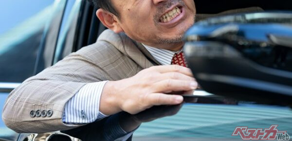 まず大前提としてあおり運転はゼッタイにしてはいけない。まさに「乗るならあおるな、あおるなら乗るな」である。(naka@Adobe Stock)