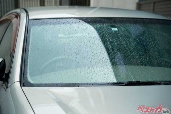 フロントガラスに撥水加工が施されていれば、ガラス面は水分を弾くため、霜も氷も雪も弾いている。凍ることには凍るのだが、ワイパーを作動させるとツルっと取れるから出発も早い(naka@Adobestock)