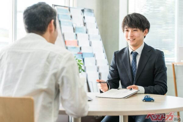 週末ともなると1日に2～3件ほどの商談を抱え、1日中売りの仕事をすることも珍しくはないが、逆に平日は1日も商談が入らないという日もあり、こうした日は売る以外の仕事がメインになっている（buritora@Adobestock）