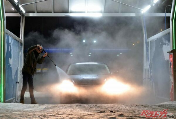 雪道を走った後は必ず洗車をして融雪剤の塩分を取り除こう。フェンダー内や下回りもしっかりと水洗いして塩分を落としたい。最近では下回りを入念に洗車できる洗車機もあるので利用したい（写真AC）