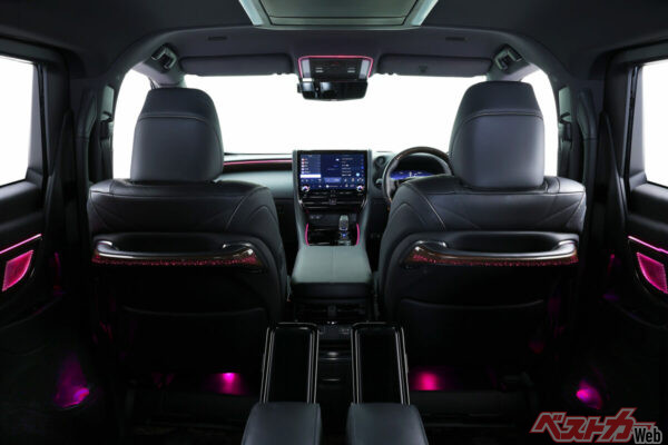 アル／ヴェルの長所である後部座席もしっかり照らしてくれる