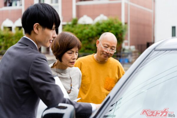 初めての中古車選びでは、クルマを選ぶ前に、まずお店を選ぶことから始めよう。お店が明るく綺麗であること、営業マンの身なりや話し方がしっかりしていることは、選定の重要なポイント(chachamal@Adobestock)