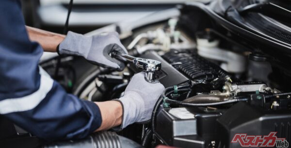 クルマを初めて買うという人なら、購入店舗で点検・整備の面倒まで見てもらえる方が良いと筆者は思う（kunakorn@Adobestock）