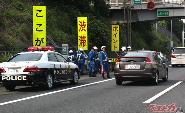 対向車からの「その先で取り締まり中ですよ」ということを知らせるパッシング。運転歴の浅いドライバーには意味不明なこともあるようだ