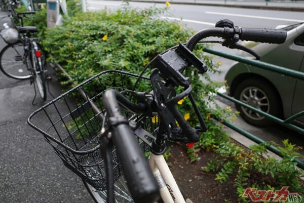 スマホスタンド使用時は、スマホ保持での運転には該当しないが、注視すると違反