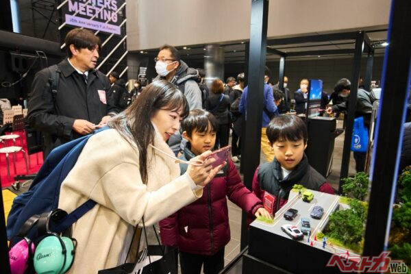 会場は親子連れから往年のトミカファンまで大入り! 「毎年やってほしい」、「常設展示にしてほしい」など、ファンから熱い声援がそこかしこから聞こえた